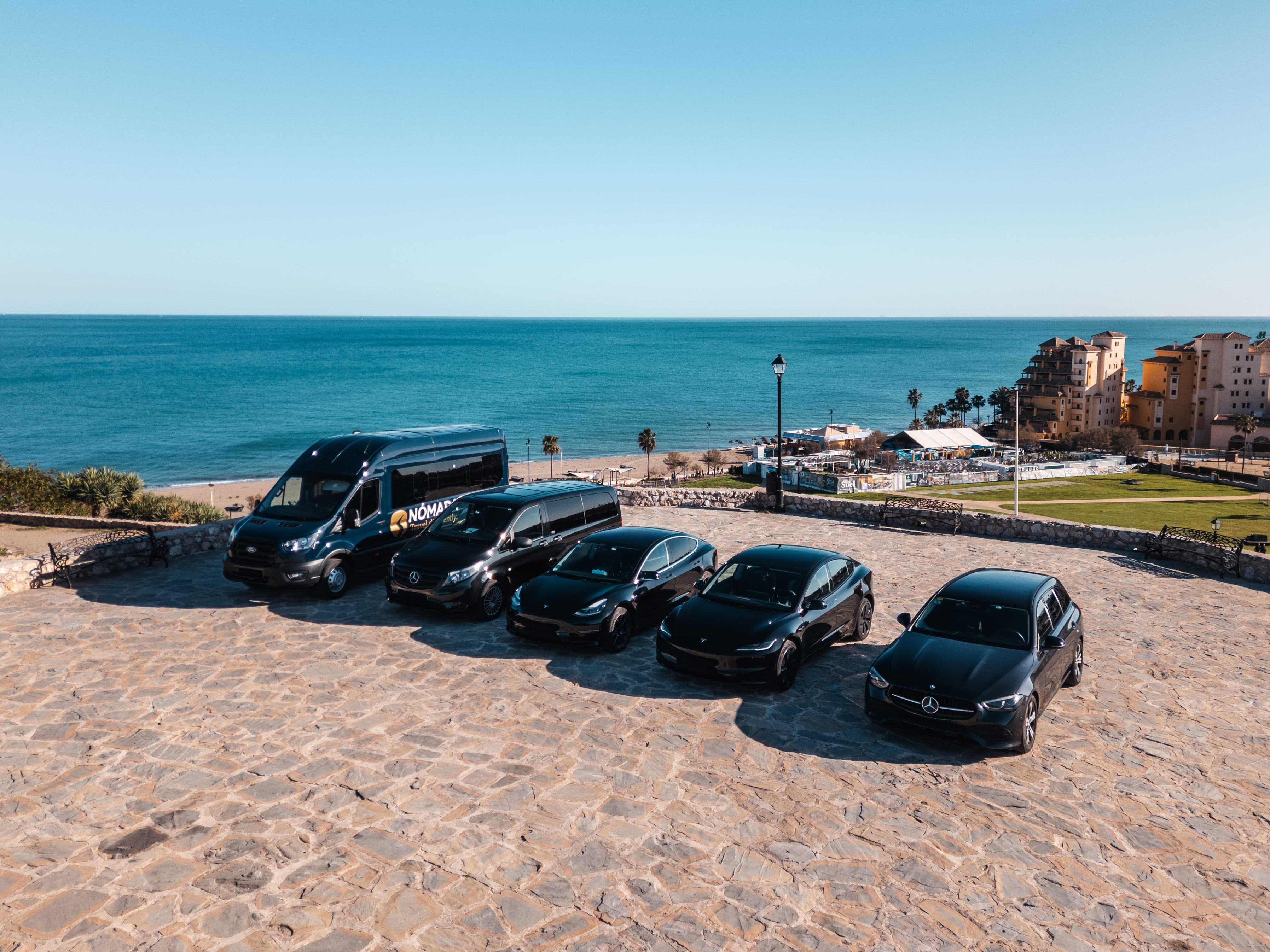 Flota Nómada con conductores frente al mar