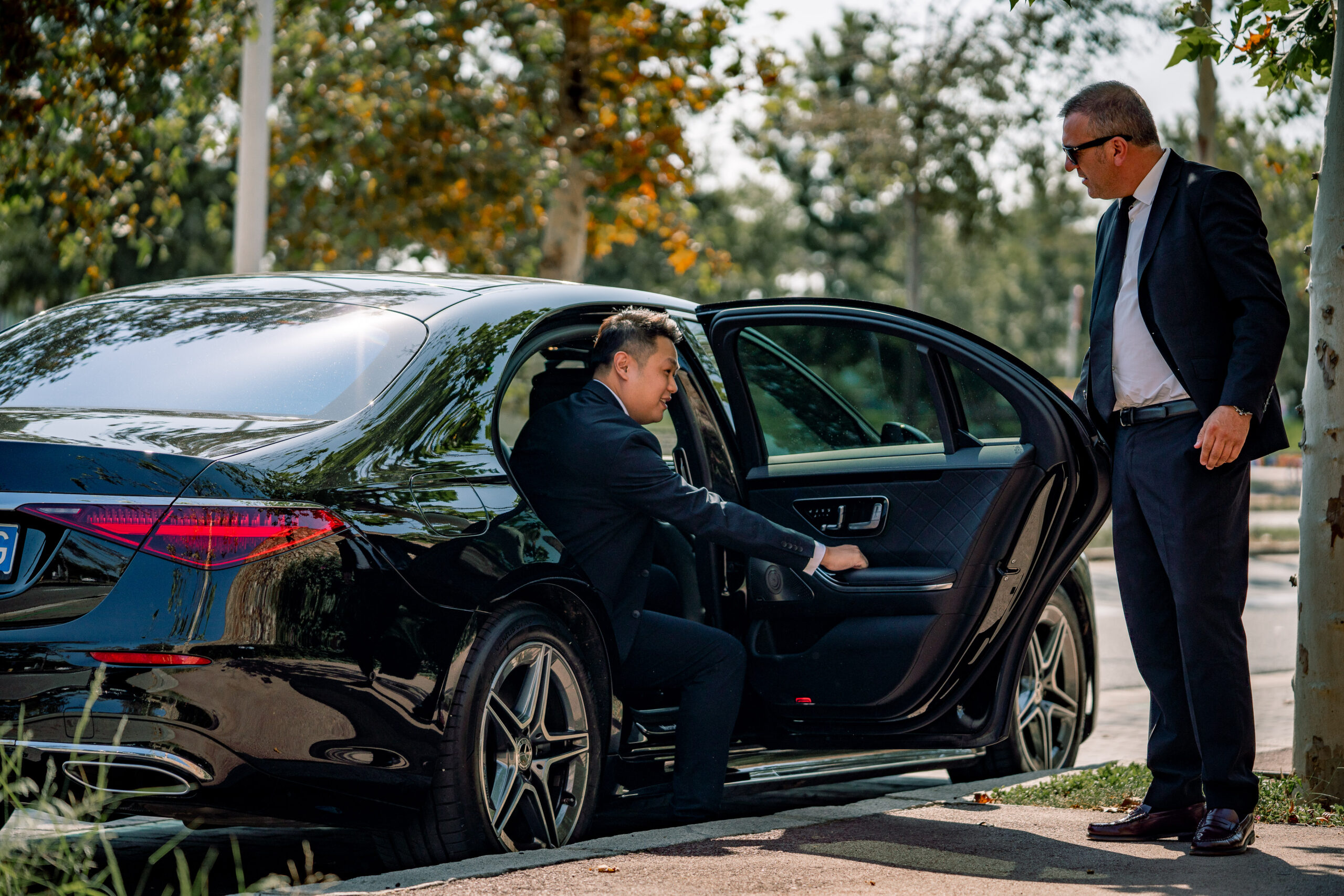 Chófer abriendo puerta